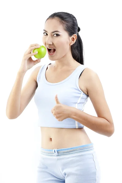 Schöne asiatische Frau halten Apfel in ihrer Hand auf weißem Hintergrund — Stockfoto