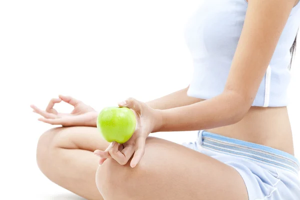 Mooie Aziatische vrouw houd apple in haar hand op witte achtergrond — Stockfoto