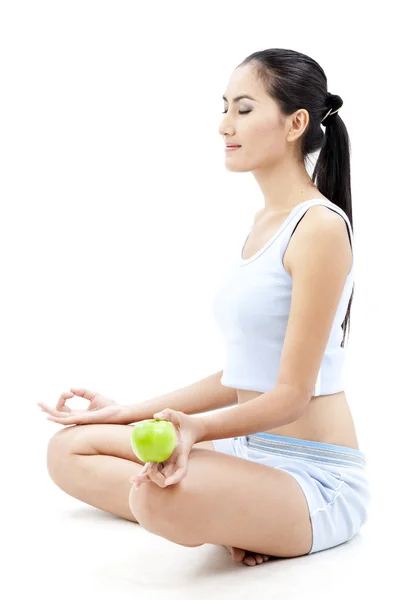 Hermosa asiático mujer hold manzana en su mano en blanco fondo — Foto de Stock