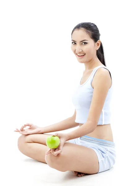 Piękna kobieta Azji posiadają jabłko w dłoni na tle — Zdjęcie stockowe