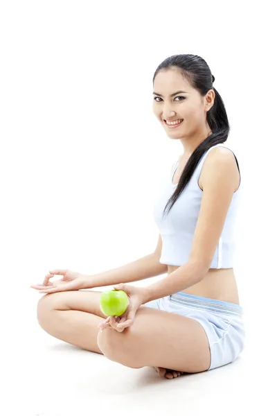 Mooie Aziatische vrouw houd apple in haar hand op witte achtergrond — Stockfoto