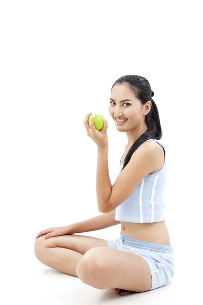 Piękna kobieta Azji posiadają jabłko w dłoni na tle — Zdjęcie stockowe