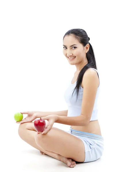 Mooie Aziatische vrouw houd apple in haar hand op witte achtergrond — Stockfoto