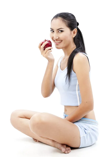 Mooie Aziatische vrouw houd apple in haar hand op witte achtergrond — Stockfoto