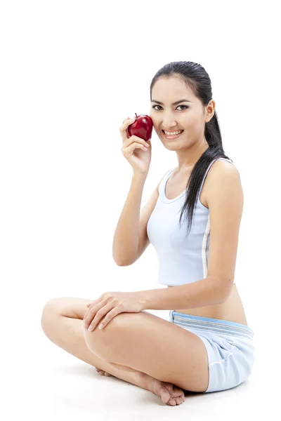 Mooie Aziatische vrouw houd apple in haar hand op witte achtergrond — Stockfoto