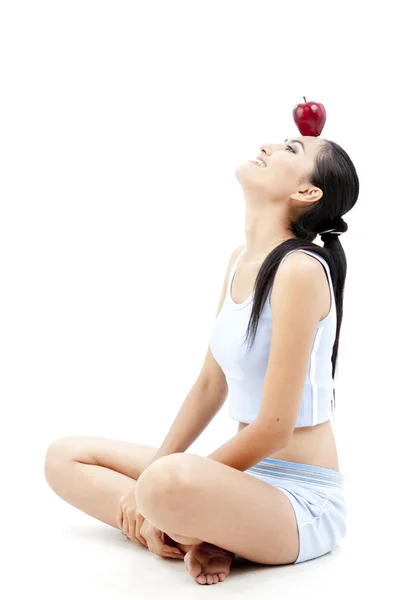 Krásné asijské ženy drží jablko v její hlavě na bílém pozadí — Stock fotografie