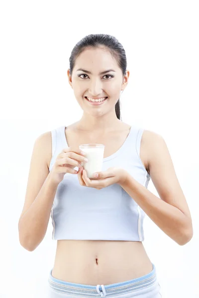 Mujer bebiendo leche. Feliz y sonriente hermosa joven disfrutando de una leche de vidrio . — Foto de Stock