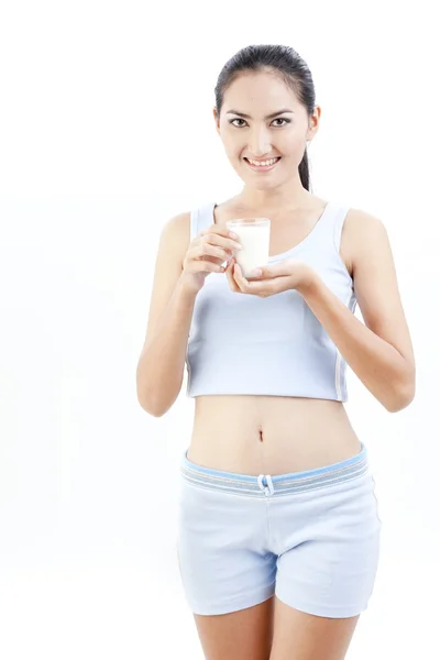 Mujer bebiendo leche. Feliz y sonriente hermosa joven disfrutando de una leche de vidrio . —  Fotos de Stock