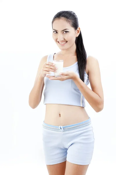 Mulher a beber leite. Feliz e sorridente bela jovem desfrutando de um leite de vidro . — Fotografia de Stock