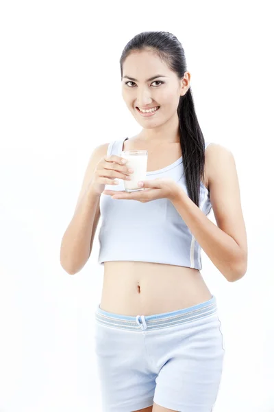 Mujer bebiendo leche. Feliz y sonriente hermosa joven disfrutando de una leche de vidrio . —  Fotos de Stock