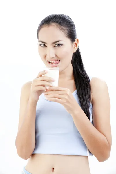 Mujer bebiendo leche. Feliz y sonriente hermosa joven disfrutando de una leche de vidrio . —  Fotos de Stock