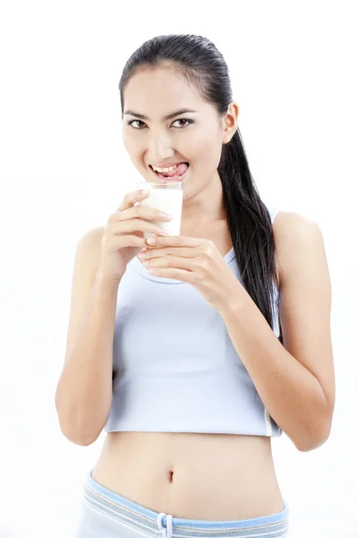 Une femme qui boit du lait. Joyeux et souriant belle jeune femme profitant d'un lait en verre . — Photo