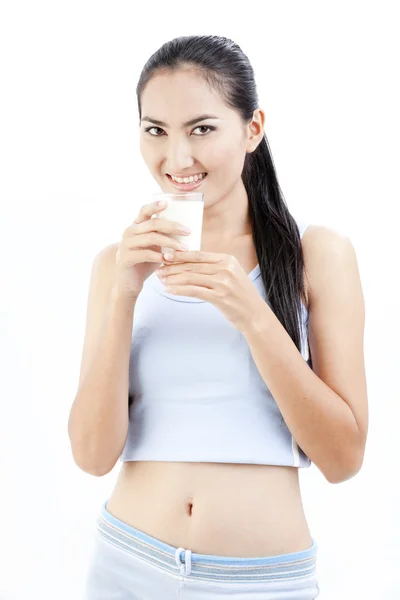 Donna che beve latte. Felice e sorridente bella giovane donna godendo di un latte di vetro . — Foto Stock