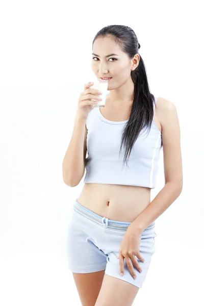 Жінка п'є молоко. Щаслива і усміхнена красива молода жінка насолоджується скляним молоком . — стокове фото