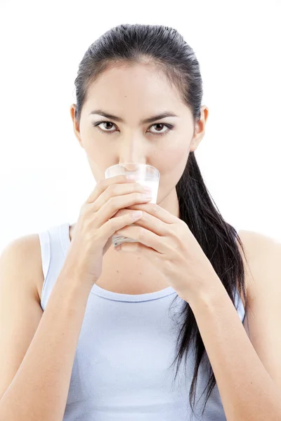 Kobieta pije mleko. szczęśliwa i uśmiechnięta piękna młoda kobieta korzystających szkło mleczne. — Zdjęcie stockowe