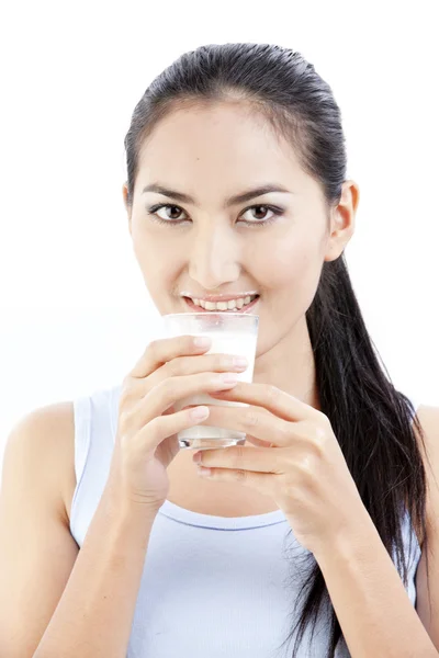 Donna che beve latte. Felice e sorridente bella giovane donna godendo di un latte di vetro . — Foto Stock