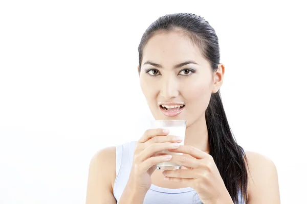 Donna che beve latte. Felice e sorridente bella giovane donna godendo di un latte di vetro . — Foto Stock