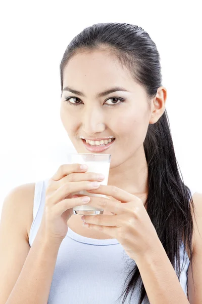 Mulher a beber leite. Feliz e sorridente bela jovem desfrutando de um leite de vidro . — Fotografia de Stock