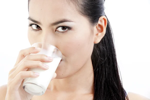 Mujer bebiendo leche. Feliz y sonriente hermosa joven disfrutando de una leche de vidrio . —  Fotos de Stock