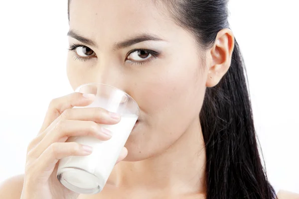 牛乳を飲む女性。ガラスのミルクを楽しんで幸せと笑顔の美しい若い女性. — ストック写真