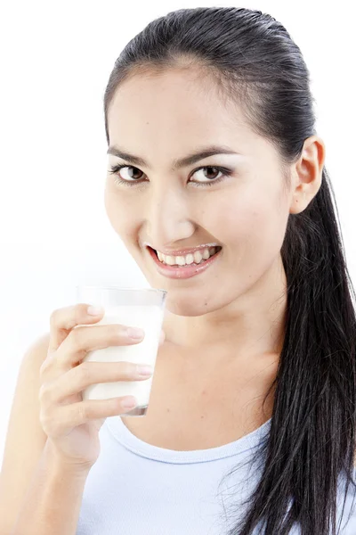 牛乳を飲む女性。ガラスのミルクを楽しんで幸せと笑顔の美しい若い女性. — ストック写真