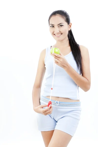 Красивая азиатская женщина держит яблоко в руке на белом фоне — стоковое фото