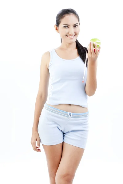 Schöne asiatische Frau halten Apfel und Maßband in der Hand auf weißem Hintergrund — Stockfoto