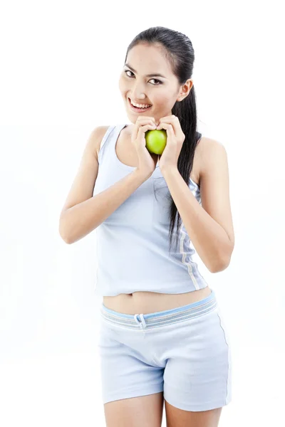 Mooie Aziatische vrouw houd apple in haar hand op witte achtergrond — Stockfoto