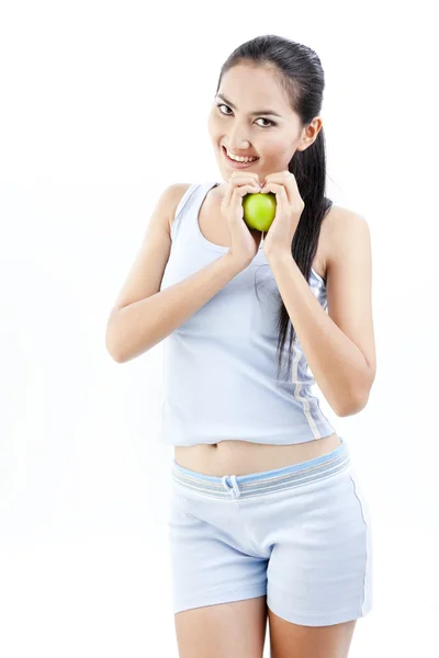 Mooie Aziatische vrouw houd apple in haar hand op witte achtergrond — Stockfoto