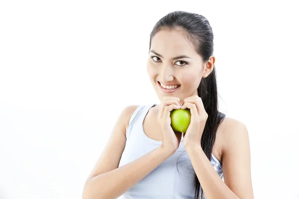 Mooie Aziatische vrouw houd apple in haar hand op witte achtergrond — Stockfoto