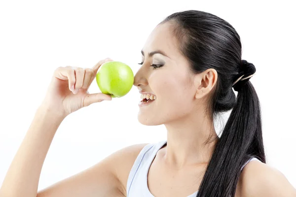 Mooie Aziatische vrouw houd apple in haar hand op witte achtergrond — Stockfoto