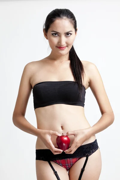 Tiros de uma mulher sexy na mão preta segurando maçã vermelha — Fotografia de Stock