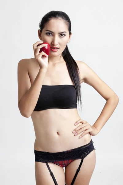 Zdjęcia sexy kobieta w czarnej ręki trzymającej czerwone jabłko — Zdjęcie stockowe