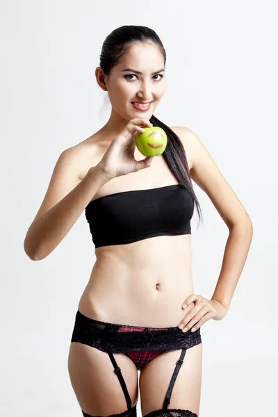 Tiros de uma mulher sexy na mão preta segurando maçã — Fotografia de Stock