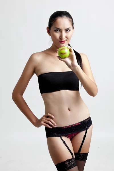 一个性感的女人拿苹果的黑色手中的镜头 — 图库照片