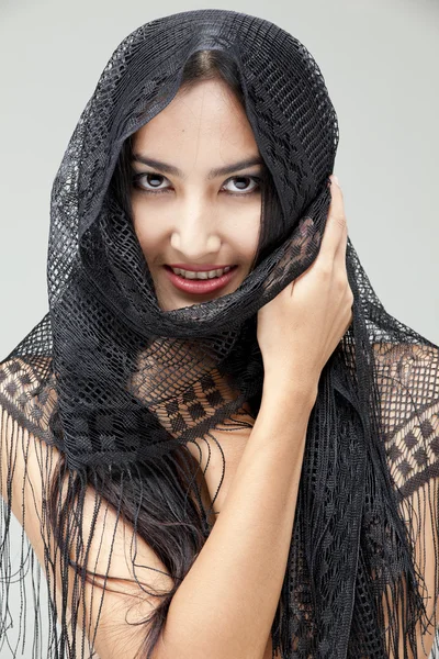 Um retrato de uma jovem mulher — Fotografia de Stock