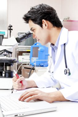 Doktor bilgisayar önünde onun masasında closeup