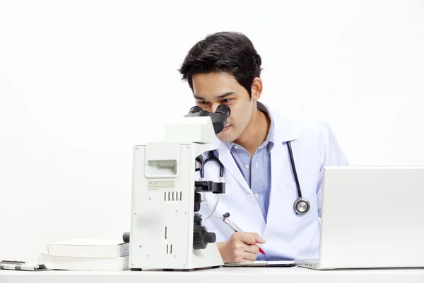 Zbliżenie lekarza przy biurku przed komputerem — Zdjęcie stockowe