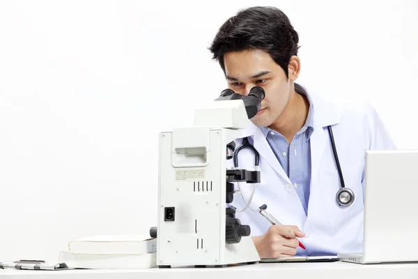 Nahaufnahme eines Arztes am Schreibtisch vor dem Computer — Stockfoto