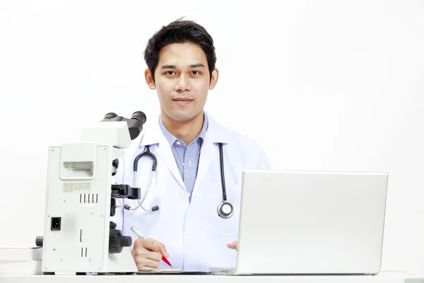 Close-up do médico em sua mesa na frente do computador — Fotografia de Stock