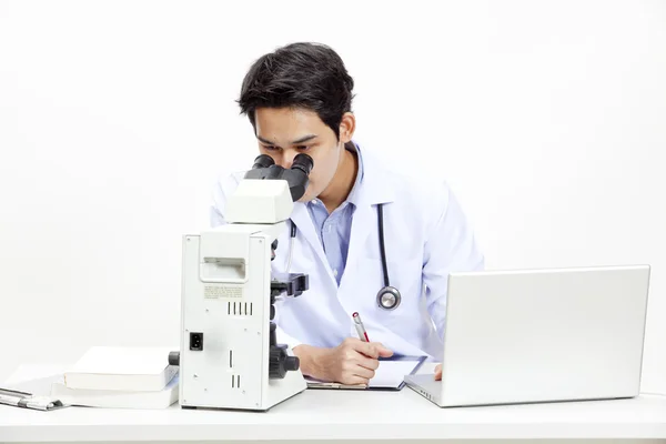 Nahaufnahme eines Arztes am Schreibtisch vor dem Computer — Stockfoto