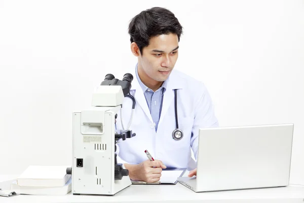 Doktor bilgisayar önünde onun masasında closeup — Stok fotoğraf