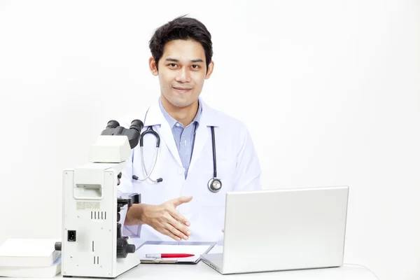 Close-up do médico em sua mesa na frente do computador — Fotografia de Stock