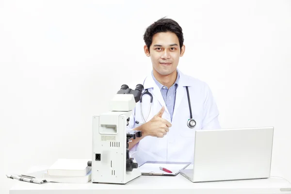 Крупним планом лікар за своїм столом перед комп'ютером — стокове фото