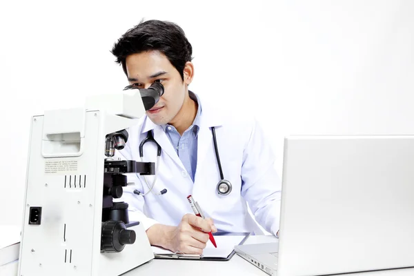 Close-up do médico em sua mesa na frente do computador — Fotografia de Stock