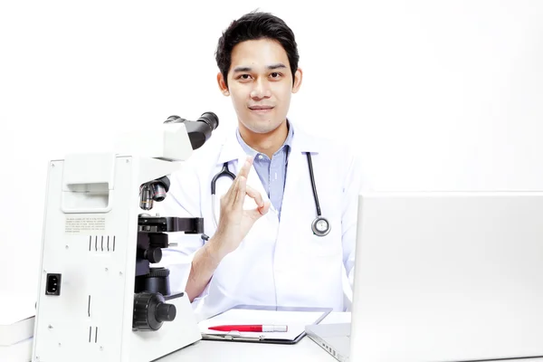 Closeup lékaře u stolu před počítač — Stock fotografie