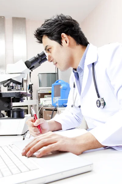 Close-up do médico em sua mesa na frente do computador — Fotografia de Stock