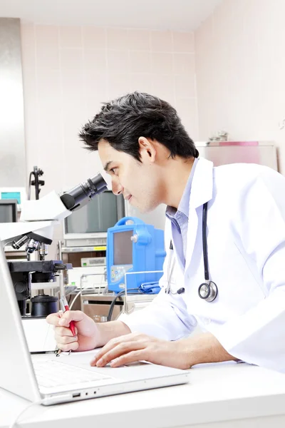 Zbliżenie lekarza przy biurku przed komputerem — Zdjęcie stockowe