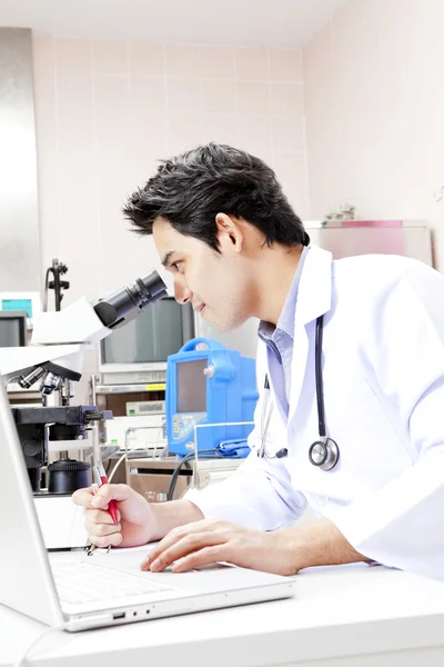 Nahaufnahme eines Arztes am Schreibtisch vor dem Computer — Stockfoto