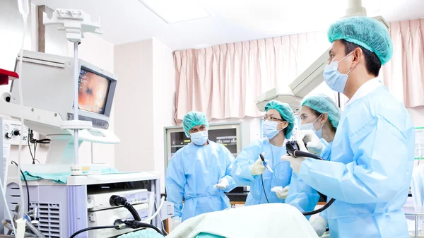 Doutor em sala de operação com sua equipe — Fotografia de Stock